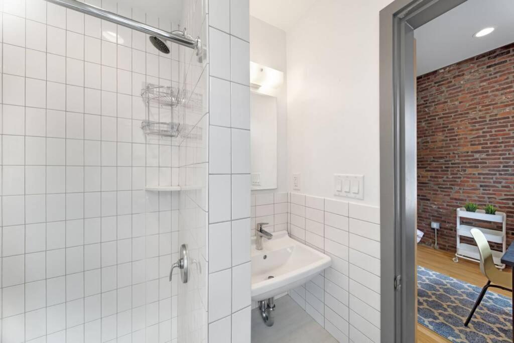 Simple Furnished Studio In The Heart Of Бостон Екстер'єр фото