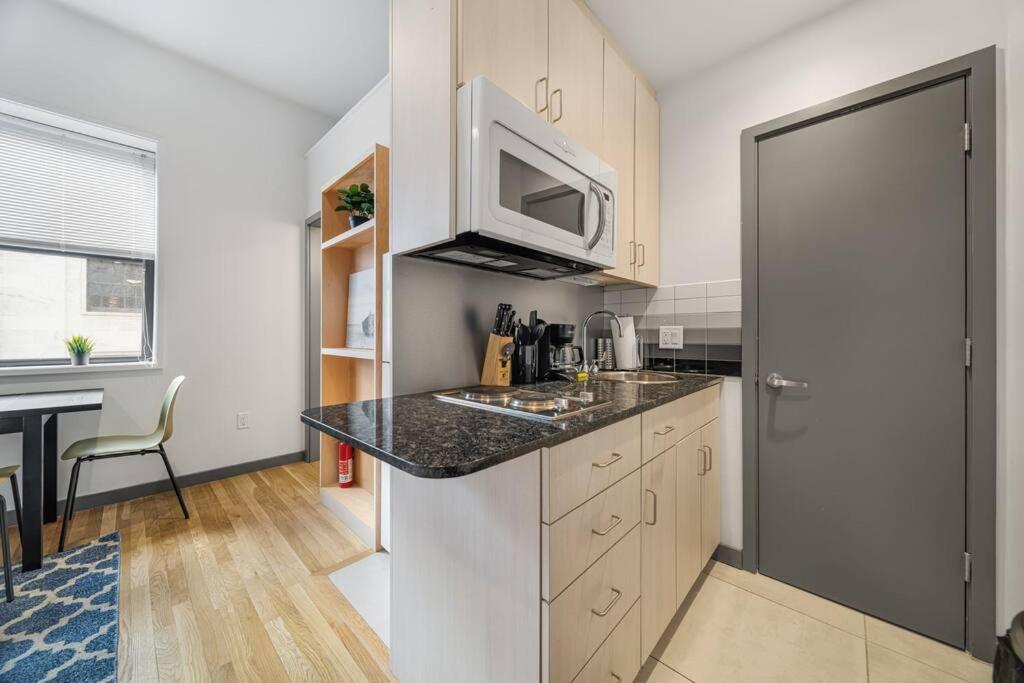 Simple Furnished Studio In The Heart Of Бостон Екстер'єр фото